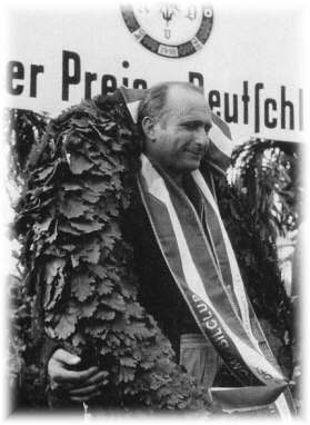 Juan-Manuel Fangio après une victoire